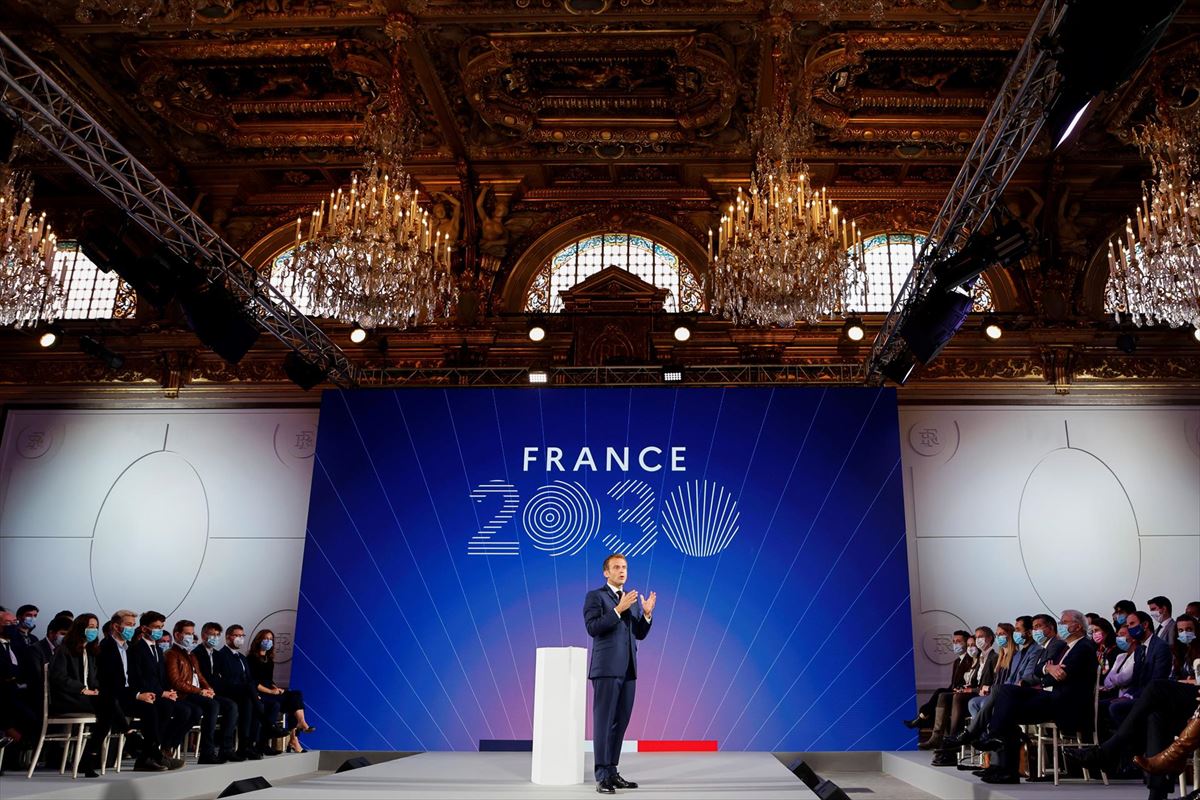 Emmanuel Macron Pariseko Eliseoan inbertsio planaren aurkezpenean