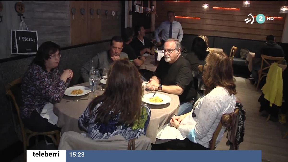 Un grupo de personas comiendo en un restaurante.