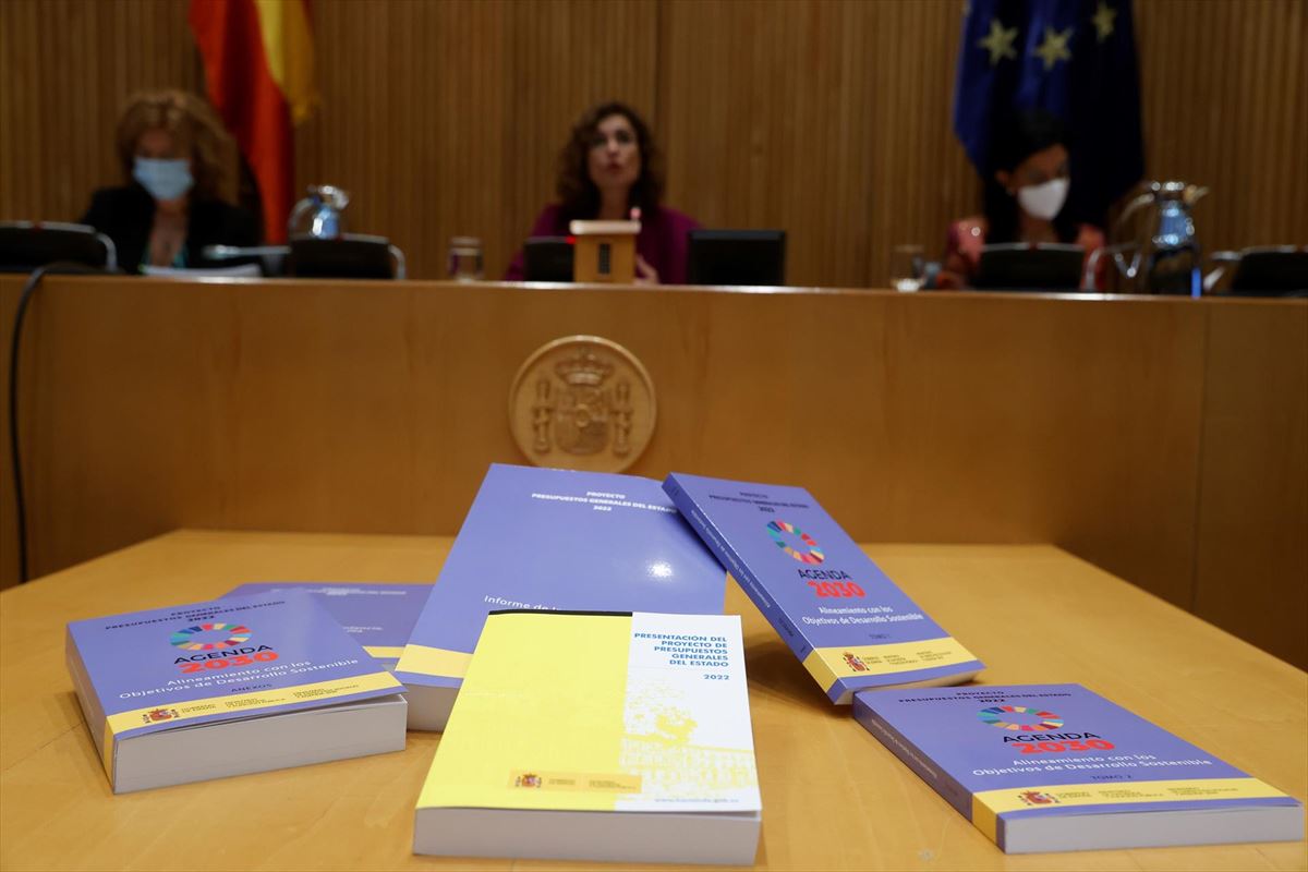 La ministra de Hacienda, María Jesús Montero, presenta el proyecto de Presupuestos para 2022. EFE