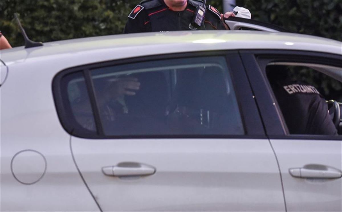 El arrestado, en el interior de un coche de la Ertzaintza, tras ser detenido. 