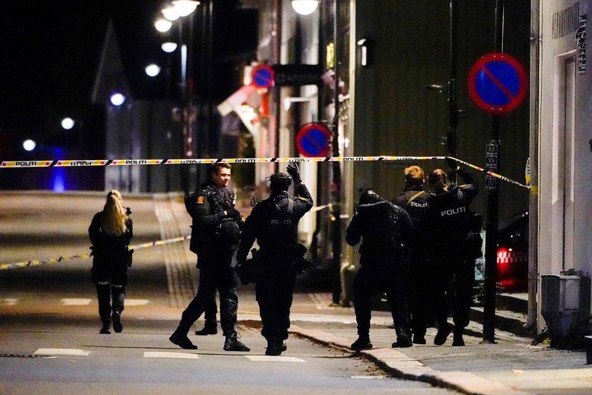 Agentes de Policía en las calles de Kongsberg. Foto: EFE
