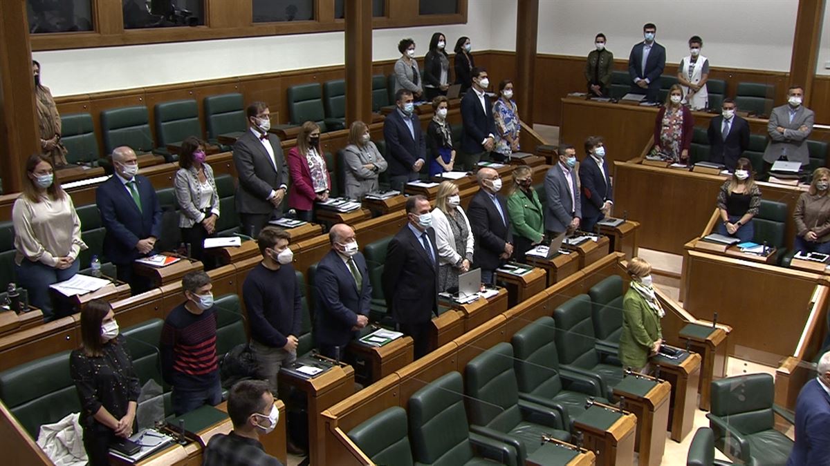Minuto de silencio en el Parlamento Vasco. Imagen: EITB Media