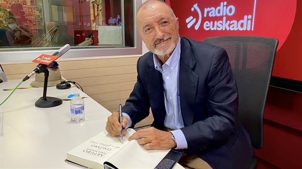 Arturo Pérez-Reverte visita Distrito Euskadi