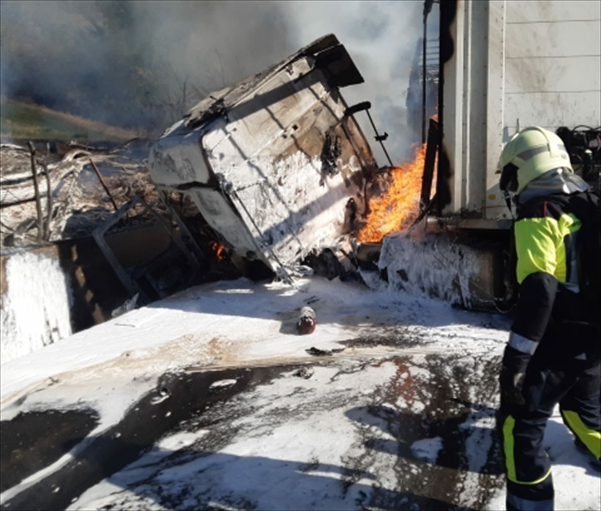 El camión en llamas tras el impacto. Foto: Bomberos de Navarra