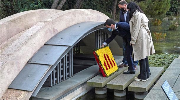 Aragones, Junqueras eta Vilalta, Lluís Companysen hilobian, ostiral honetan. Argazkia: EFE