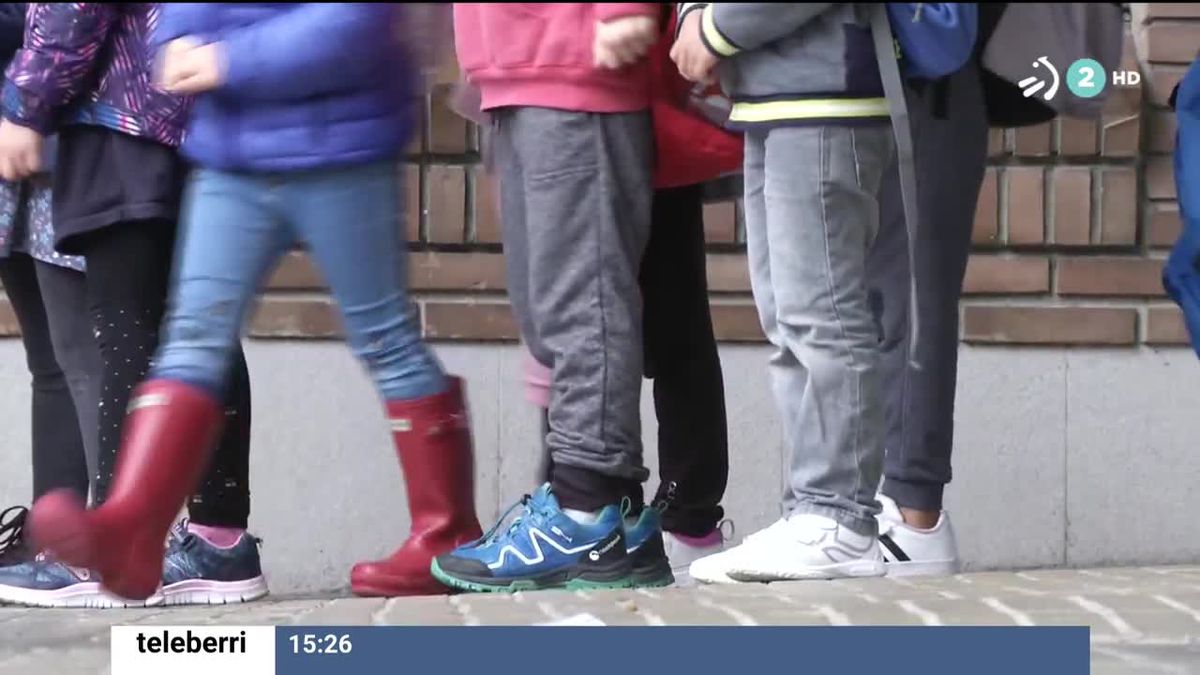 Niños y niñas en la ikastola. Foto obtenida de un vídeo de EITB Media.