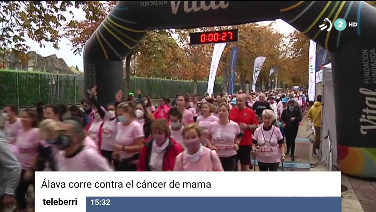 II Carrera Solidaria contra el cáncer de mama, en Vitoria-Gasteiz. Foto. EFE