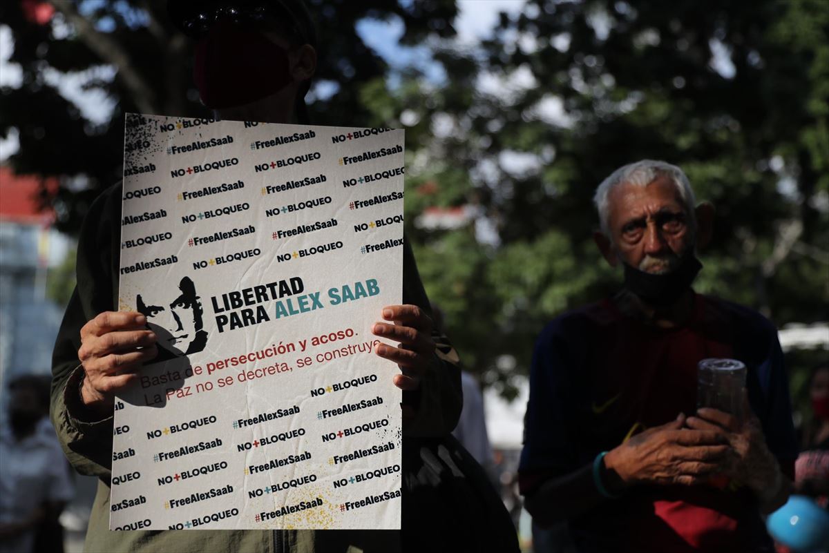 Varias personas que apoyan al gobierno nacional de Venezuela se manifiestan para mostrar su apoyo al empresario colombo-venezolano Alex Saab