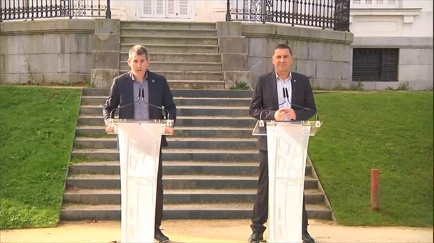 Arnaldo Otegi y Harkaitz Rodríguez durante la rueda de prensa de esta mañana