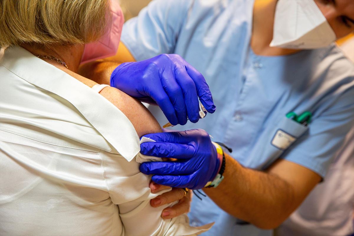 Una enfermera vacuna a una mujer. 