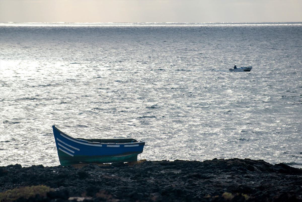 Una patera en Lanzarote. Foto: EFE