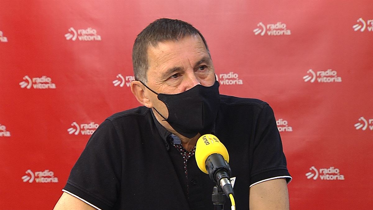 Otegi, en los estudios de Radio Vitoria para la entrevista de Catalunya Radio. 