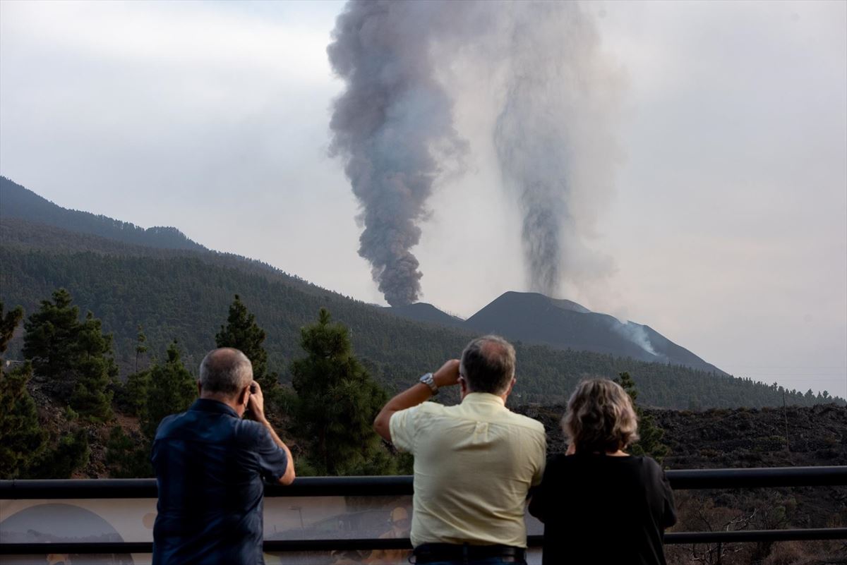 El volcán de Cumbre Vieja expulsando grandes cantidades de cenizas.