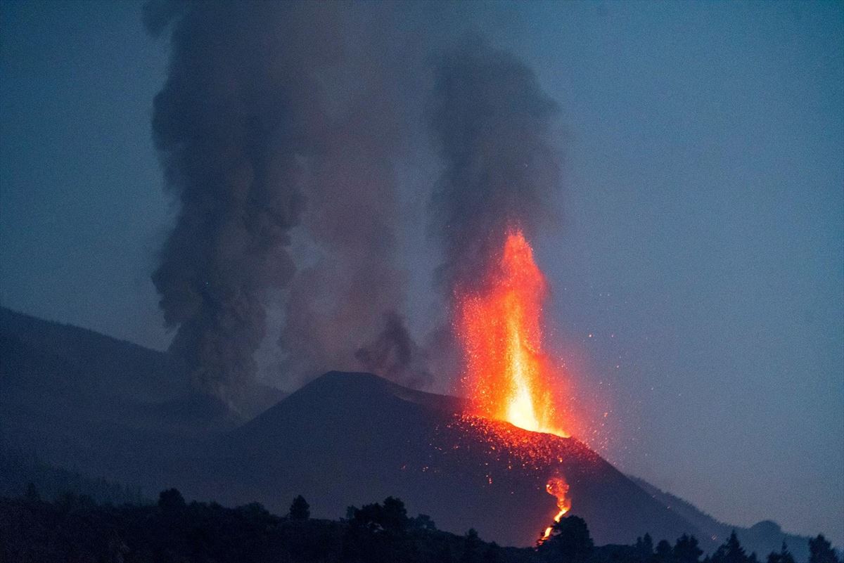 Imagen del volcán Cumbre Vieja visto desde la localidad de El Paso, en La Palma. Foto: EFE.