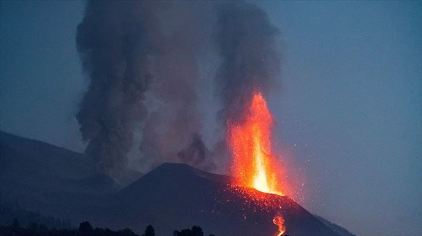 Cumbre Vieja sumendiaren argazkia, La Palmako El Paso herritik ikusita. 