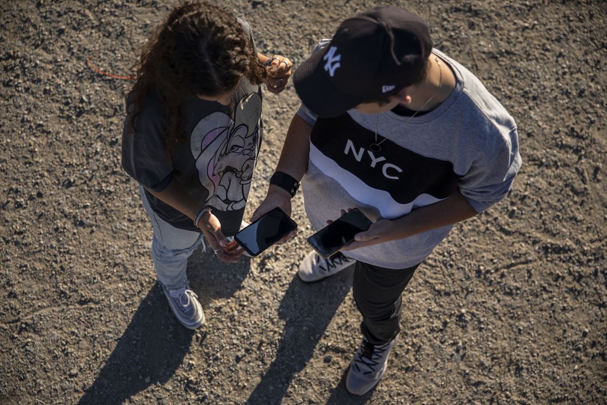 Dos adolescentes con sus dispositivos móviles. Foto de archivo: Save the Children / Pablo Blázquez