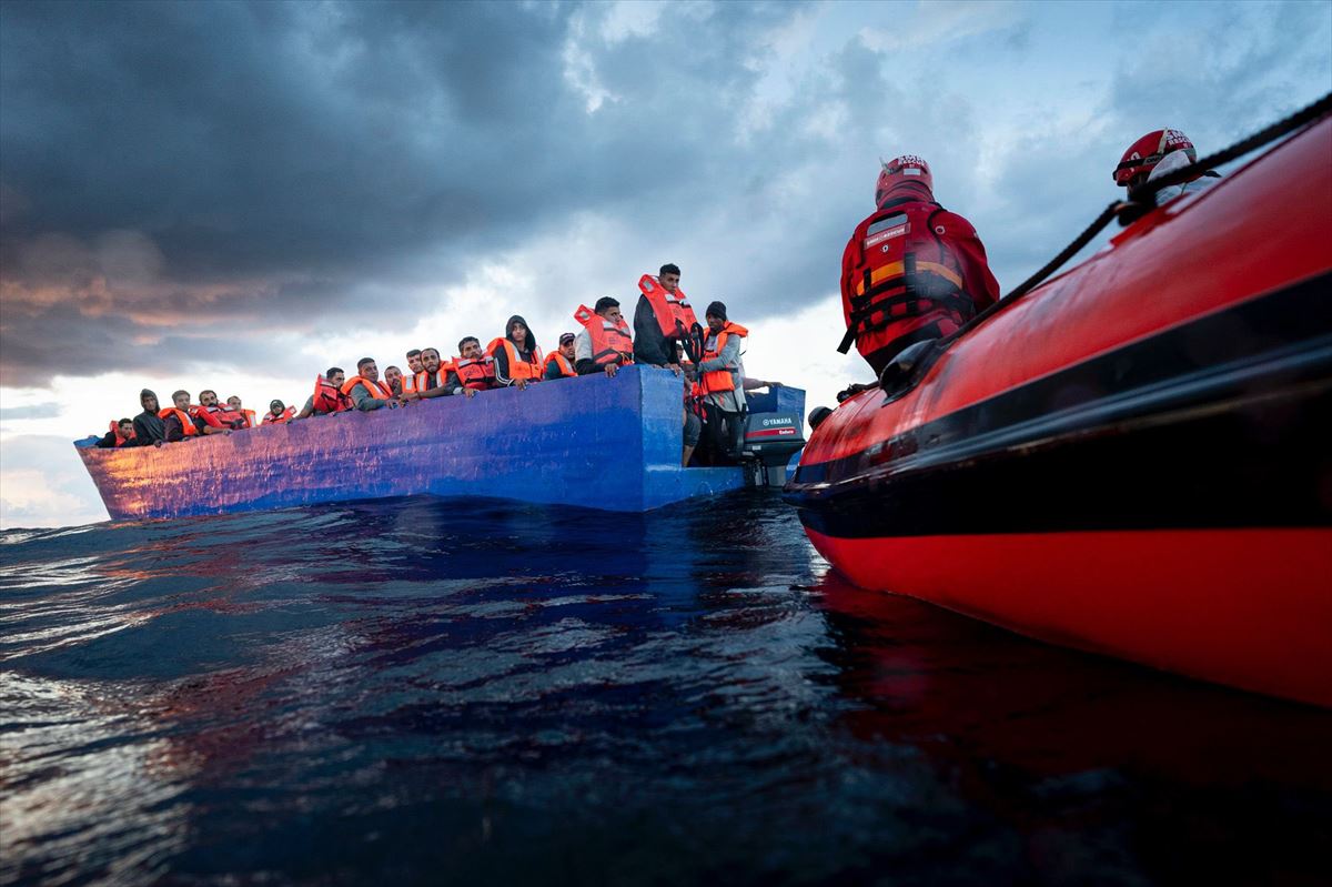 El centenar de migrantes rescatados en Malta por el buque Aita Mari. Foto: Alfonso Novo