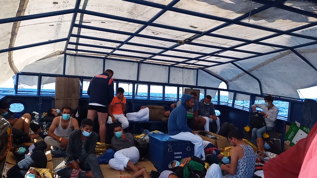 Los rescatados en el buque 'Aita Mari'. Imagen obtenida de un vídeo de EiTB Media