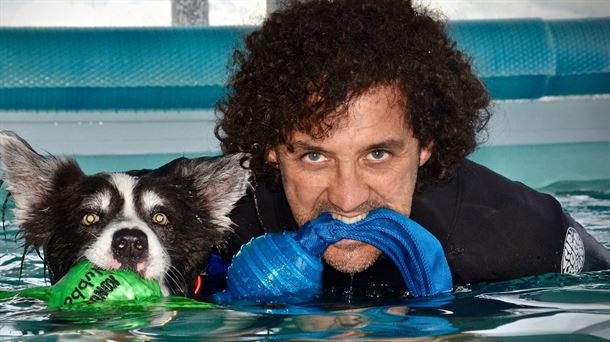 Iñaki Carretero en la piscina en la que tratan a los animales con hidroterapia. ARABA MARKET