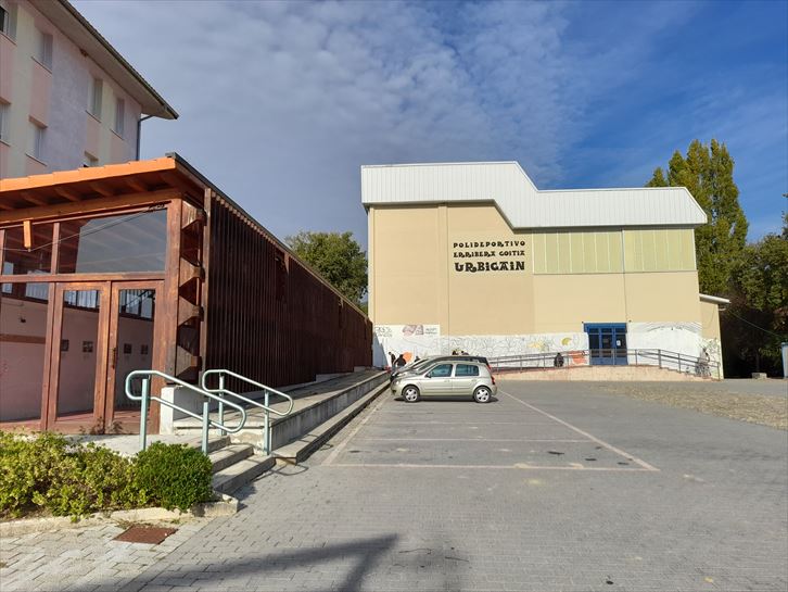 La pared del polideportivo erriberagotia urbihain es aún un lienzo en blanco