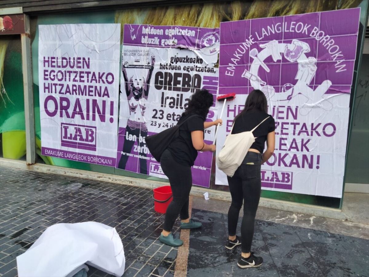 Delegadas de LAB colocan carteles llamando a la huelga en las residencias de Gipuzkoa. Foto: LAB