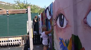 Salinillas de Buradón remata su mural colaborativo, solidario y participativo 
