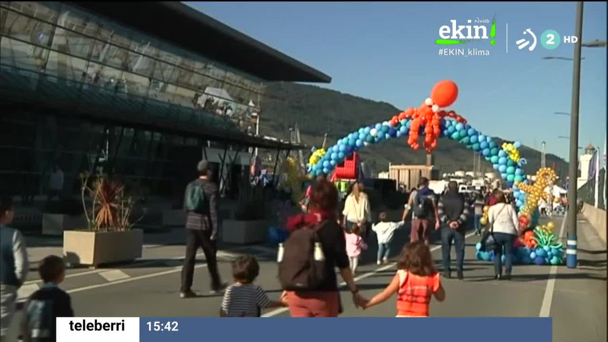 El puerto de Bilbao celebra el 'Kai Jai' anual. Imagen obtenida de un vídeo de EITB Media.