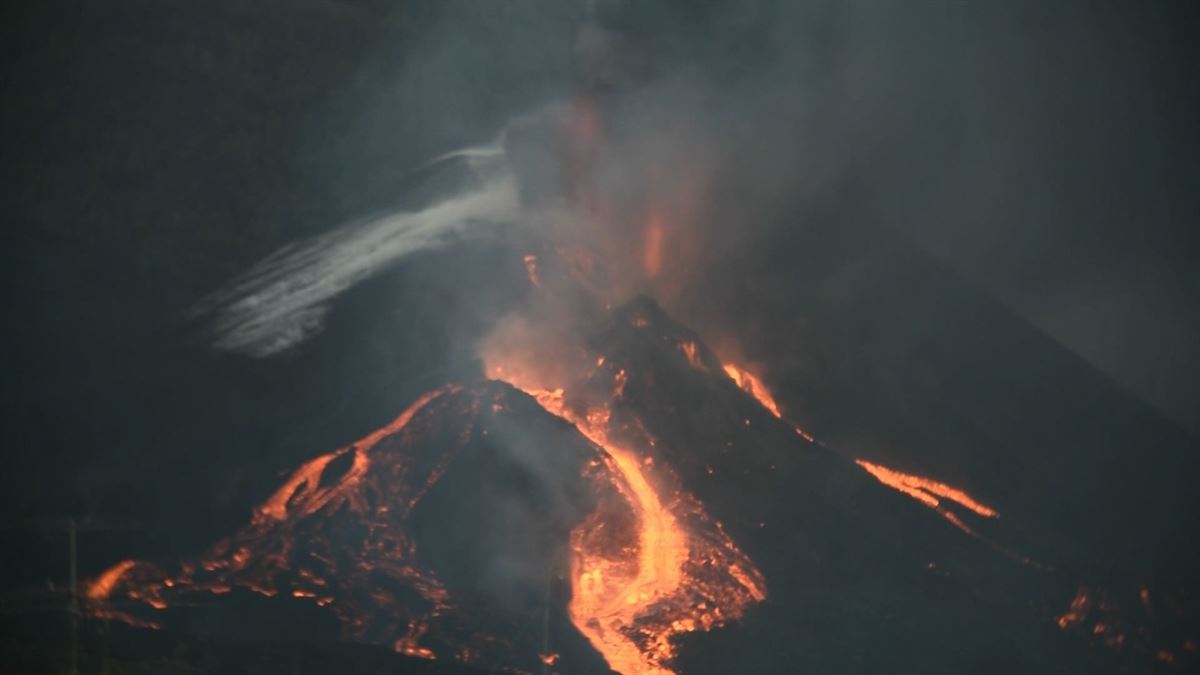Un nueva ruptura del cono provoca más desbordamiento de lava en el volcán de La Palma