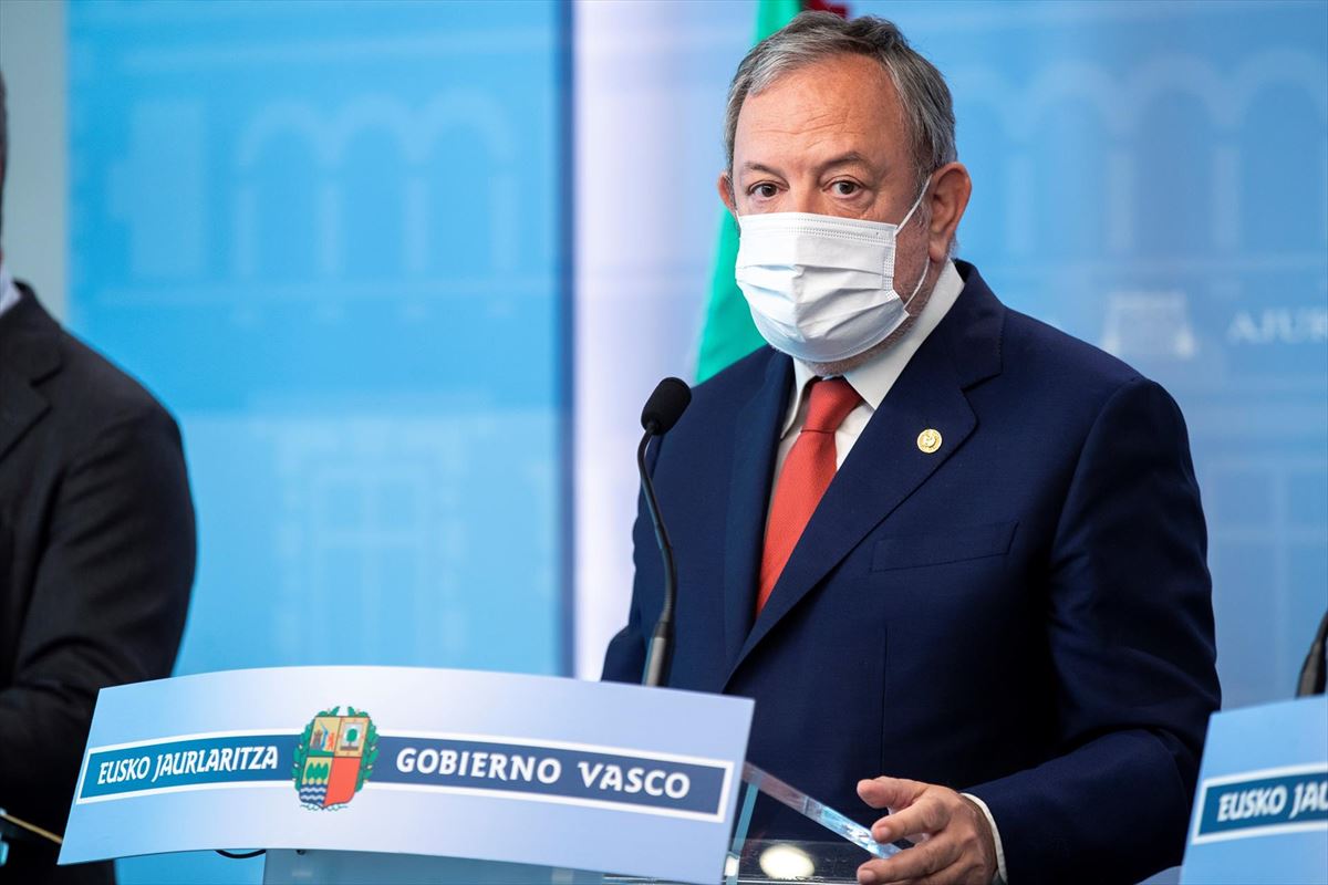 El consejero de Economía y Hacienda del Gobierno Vasco, Pedro Azpiazu, en rueda de prensa