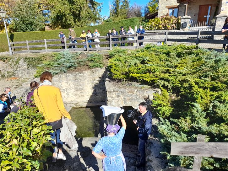 Recreación teatral con un toque de humor de las mujeres lavanderas