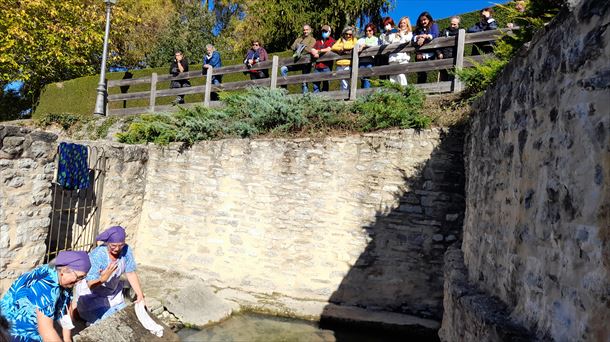 Mujeres de Elburgo recrean una escena de charla en el lavadero del concejo de Argomaniz