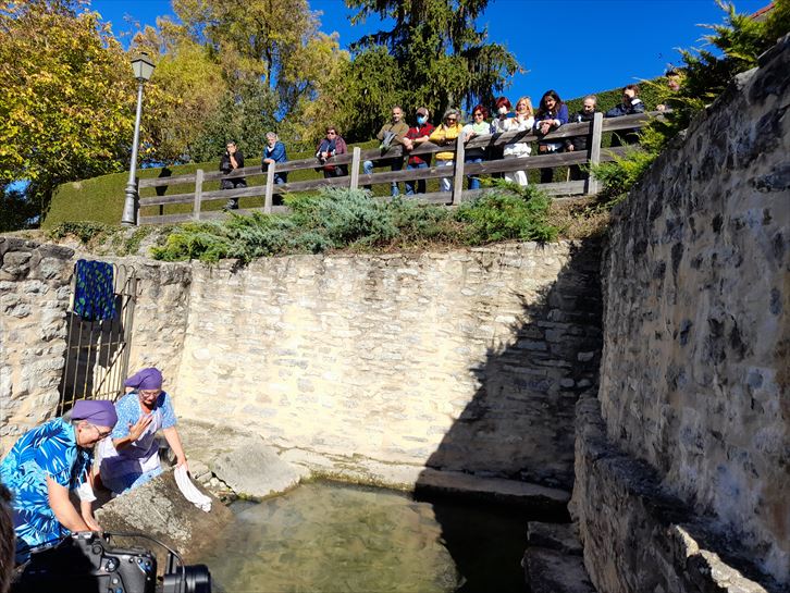 Mujeres de Elburgo recrean una escena de charla en el lavadero del concejo de Argomaniz