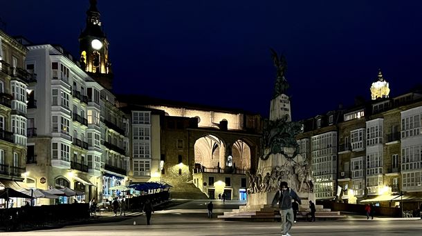 El Ayuntamiento de Vitoria-Gasteiz mejorará la iluminación de la plaza de la Virgen Blanca