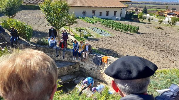 Asistentes a la teatralización disfrutan desde la altura la obra de teatro
