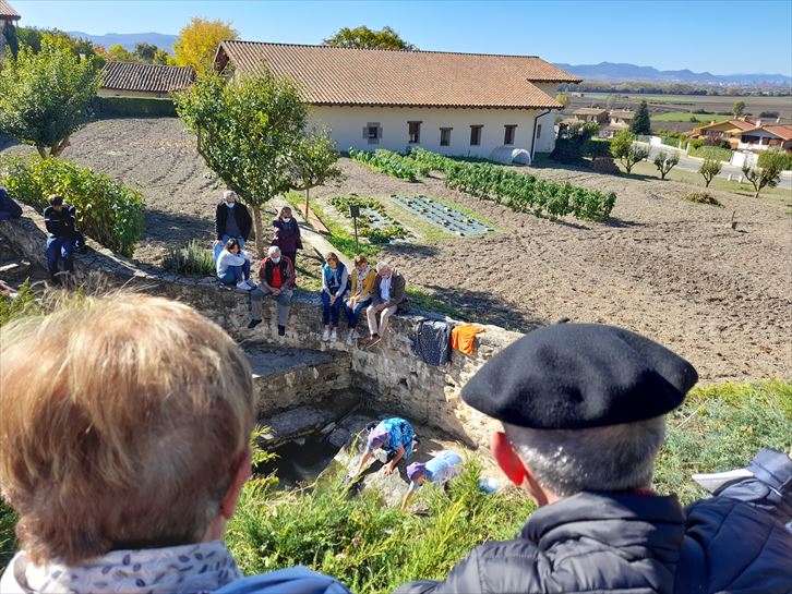 Asistentes a la teatralización disfrutan desde la altura la obra de teatro