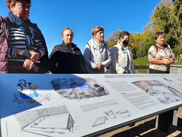 Inauguración de la placa conmemorativa en el lavadero de Argomaniz