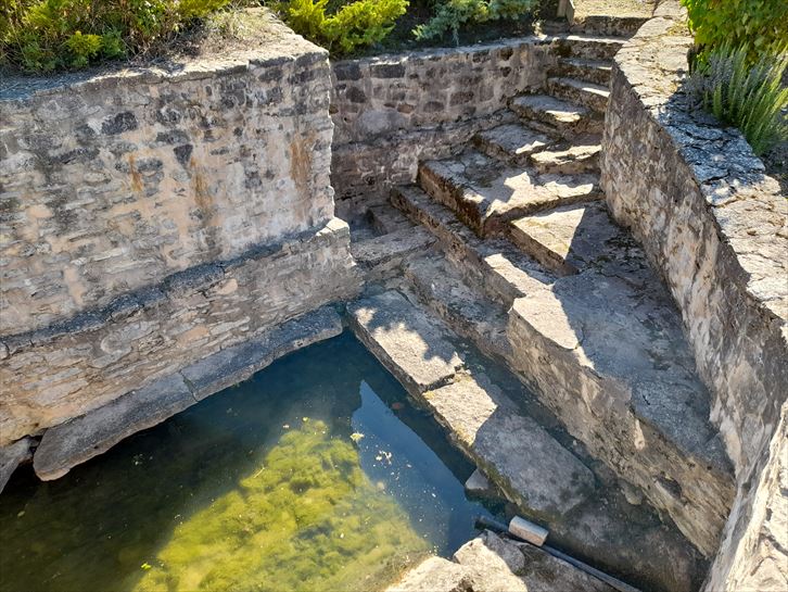 Pilata del espacio dedicado a lavar la ropa del lavadero de Argomaniz