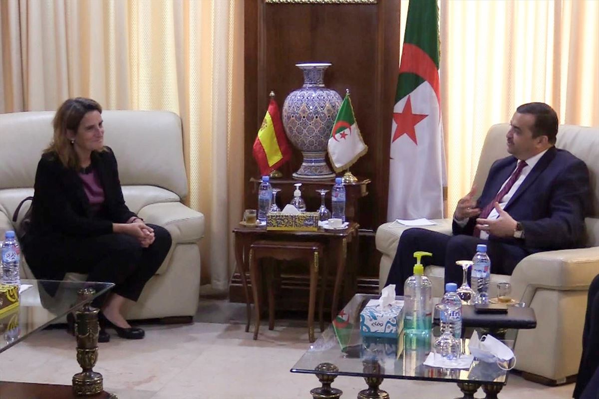 La ministra española Teresa Ribera y el ministro argelino Mohamed Arkab. Foto: EFE