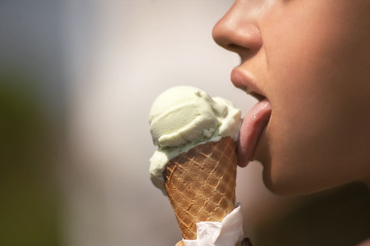 Un niño comiendo un helado.