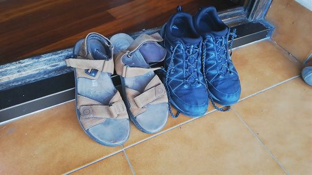 Dos pares de zapatillas.