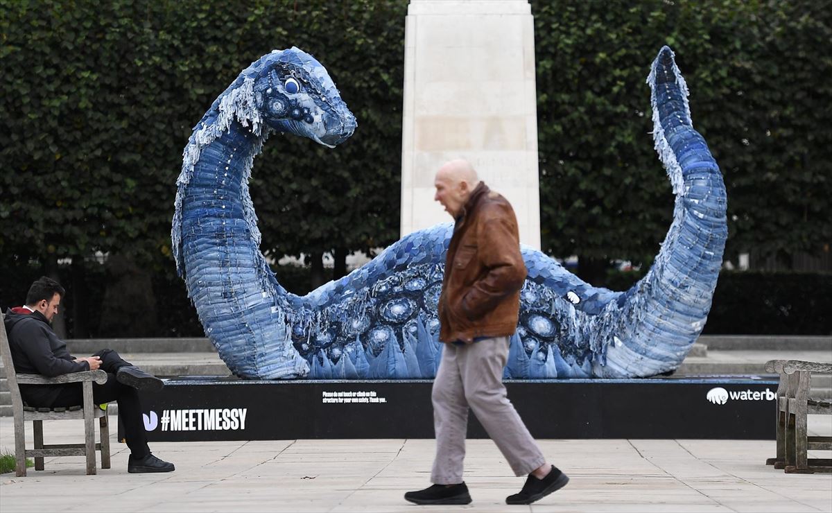 Escultura del monstruo del Lago Ness hecha con productos reciclados. Foto: Efe