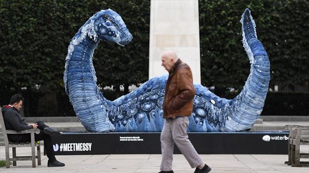 Escultura del monstruo del Lago Ness hecha con productos reciclados. Foto: Efe