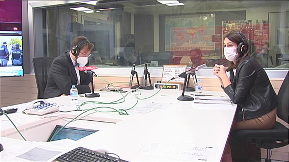 Leixuri Arrizabalaga (PNV) y Luis Gordillo (PP-CS) durante su intervención en el debate