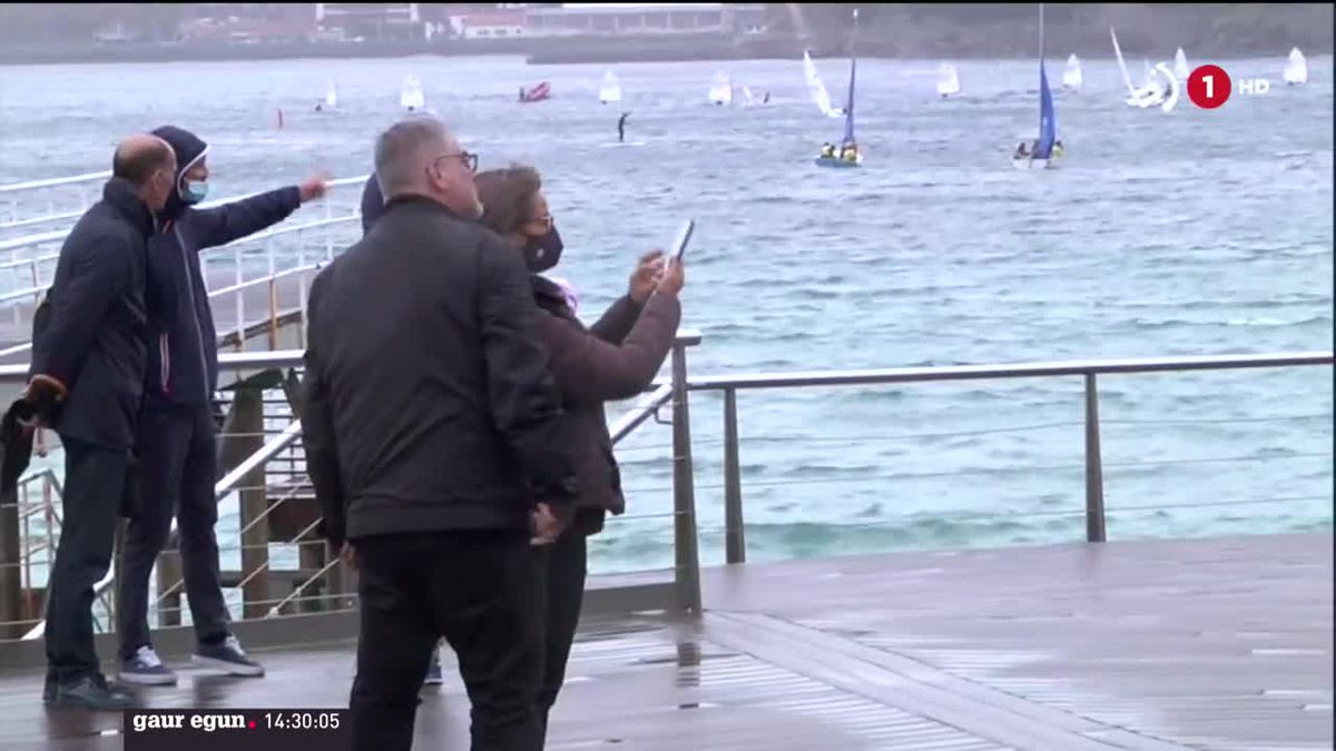 Turistak, Euskadiko txokoetan. EITB Mediaren bideo batetik ateratako irudia.