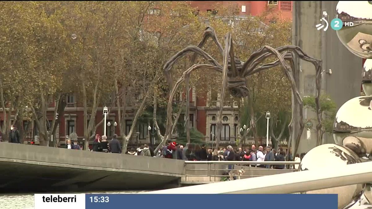 Turistas visitan Bilbao en el puente de Todos los Santos. Imagen obtenida de un vídeo de EITB Media.