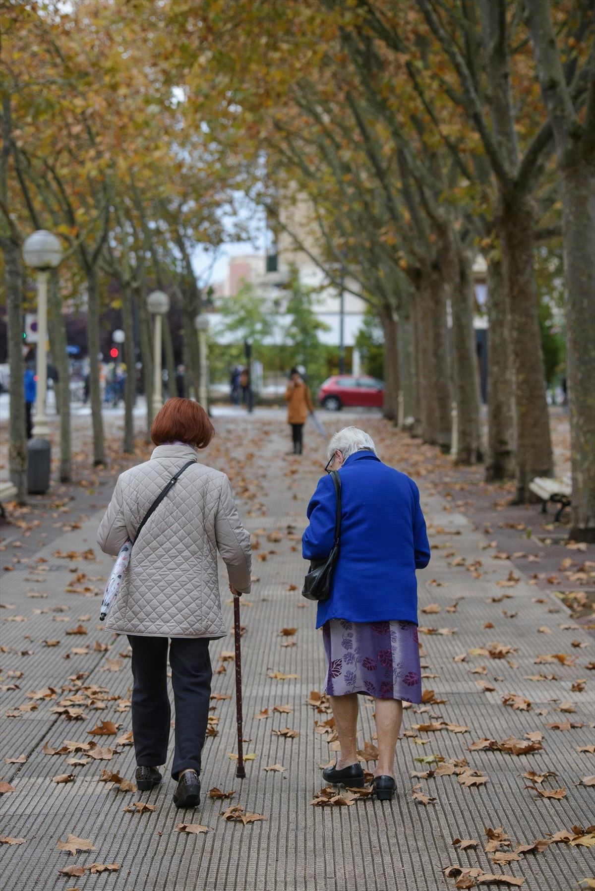Dos mujeres paseando en Vitoria. EFE