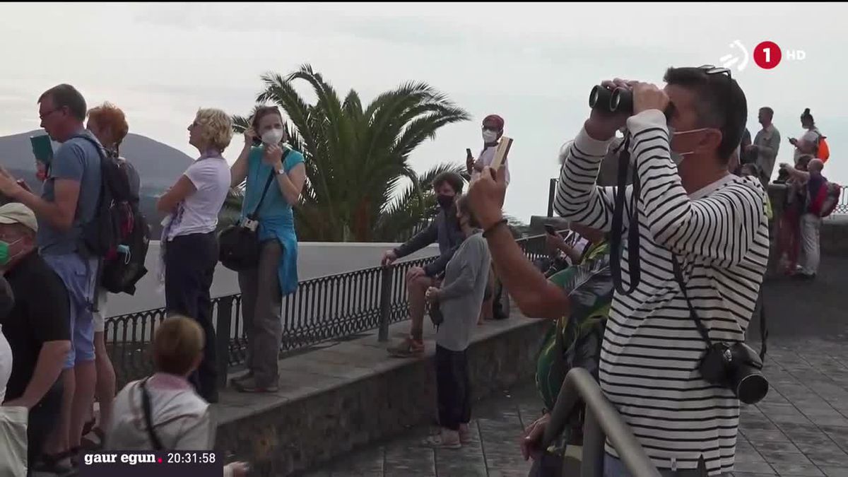 Turistas en La Palma. Imagen obtenida de un vídeo de EITB Media.