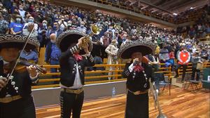 Mariachis y todo el Ogueta cantan 'Pero sigo siendo el rey' a Olaizola 