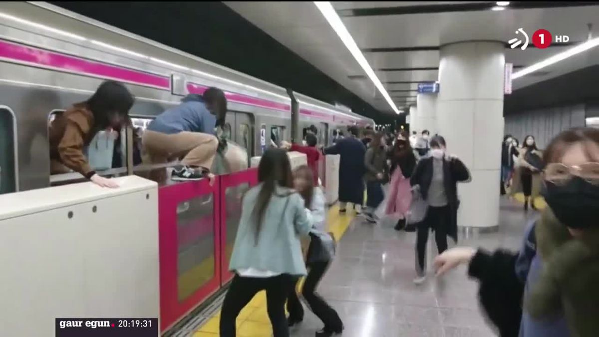 Tokioko metroan, jendea ihesi. EITB Mediaren bideo batetik ateratako irudia.