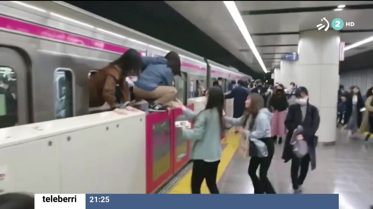 Personas escapan en el metro de Tokyo. Imagen obtenida de un vídeo de EITB Media.